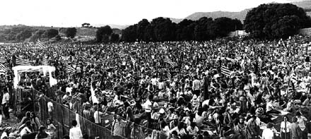 1977 (Mayo) Fiesta en el c&aacute;mping "La Tortuga Ligera" por la legalizaci&oacute;n del PSUC (Revista Treball)